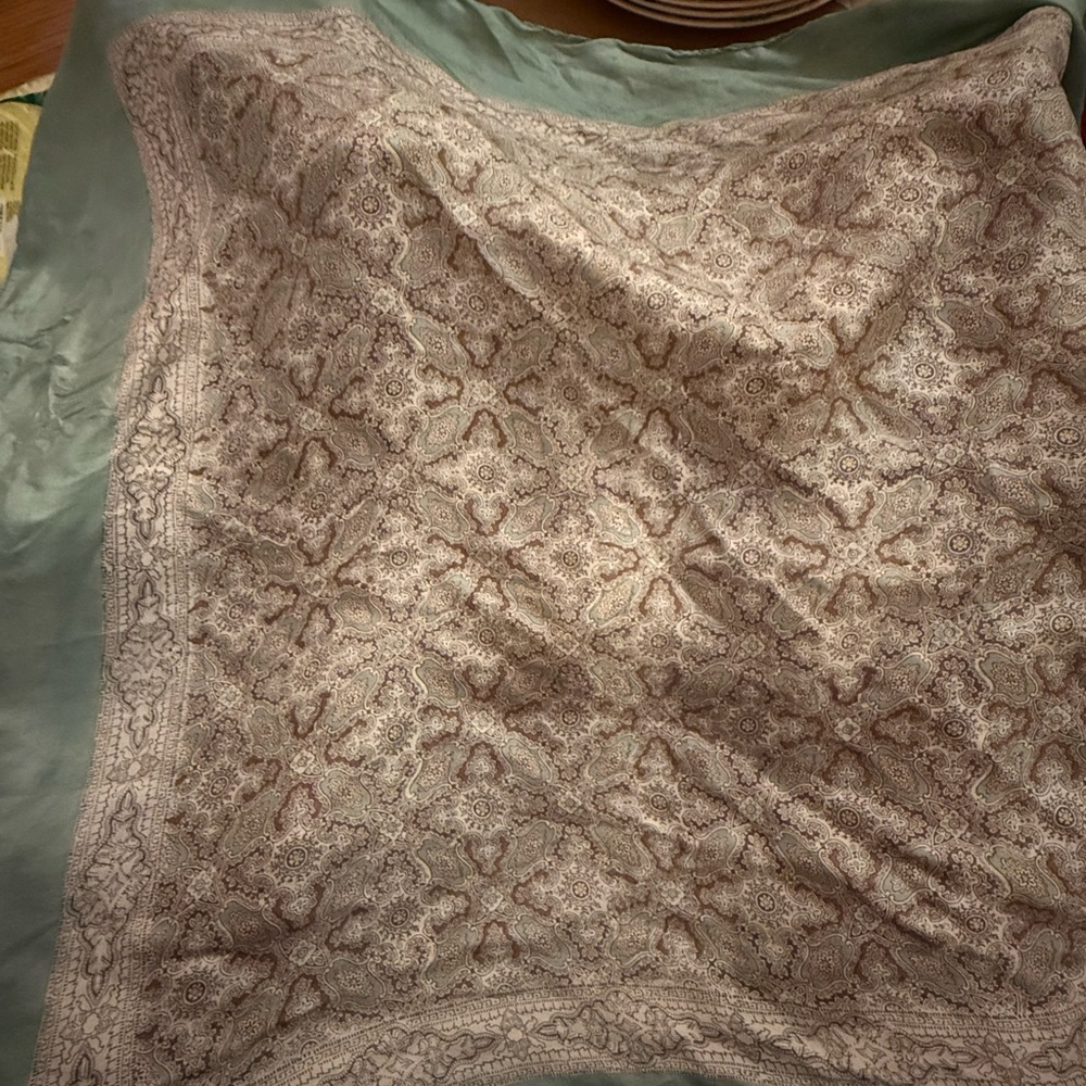 Elegant Green and Beige Patterned Scarf - Picture 2 of 3
